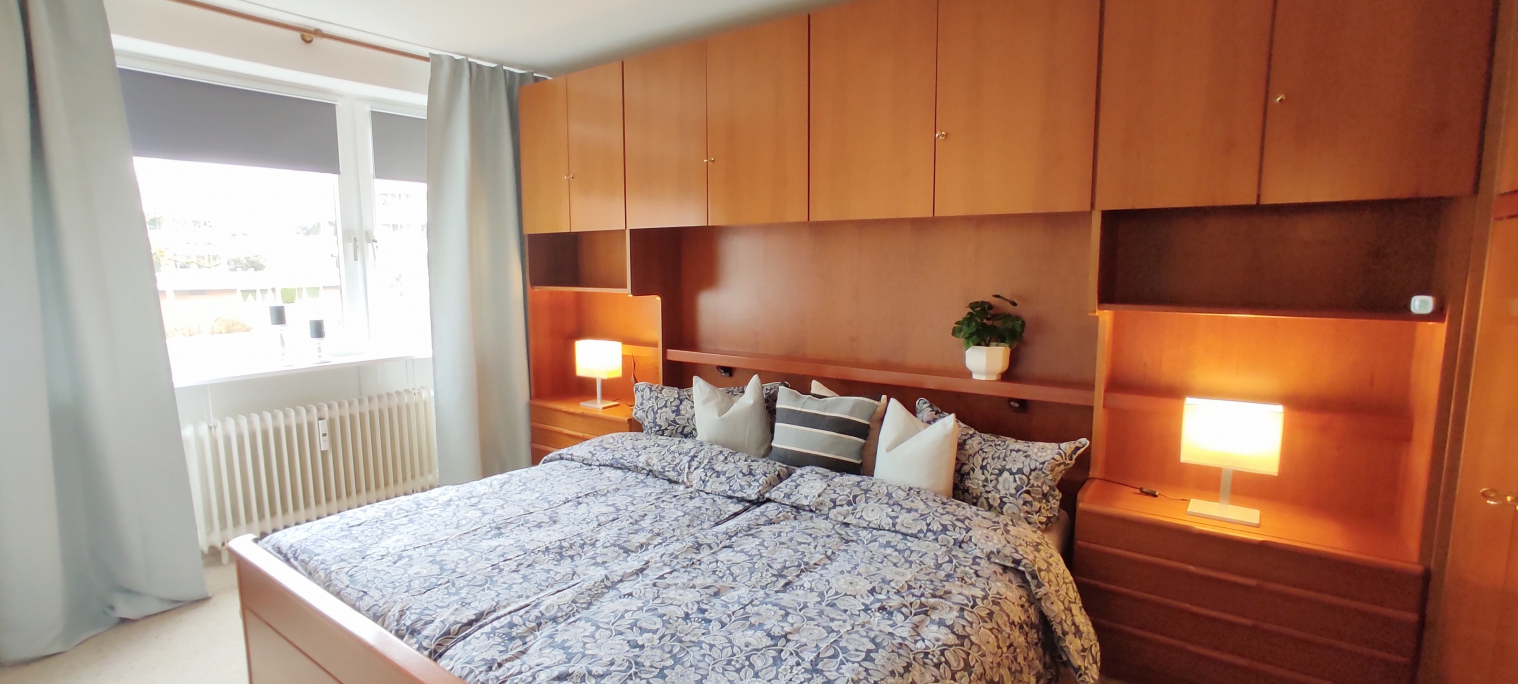 Schlafzimmer mit großem Doppelbett