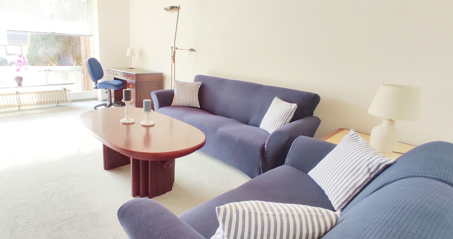 Wohnbereich mit Arbeitsplatz am Fenster